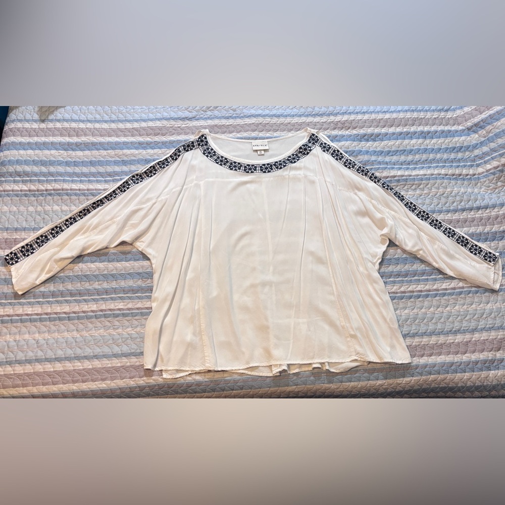 0033- AVA & VIV 4X White Blouse Blue Embroidered Trim Plus Size